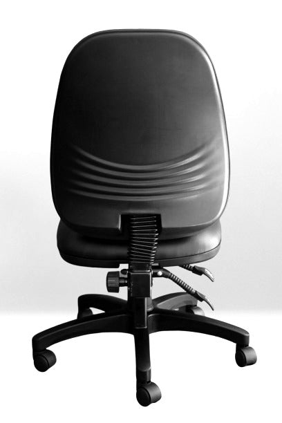 Silla de oficina de cuerina negra con cobertura de plastico