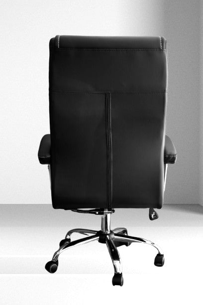 Silla de oficina de cuerina negra con base cromada y cabezal