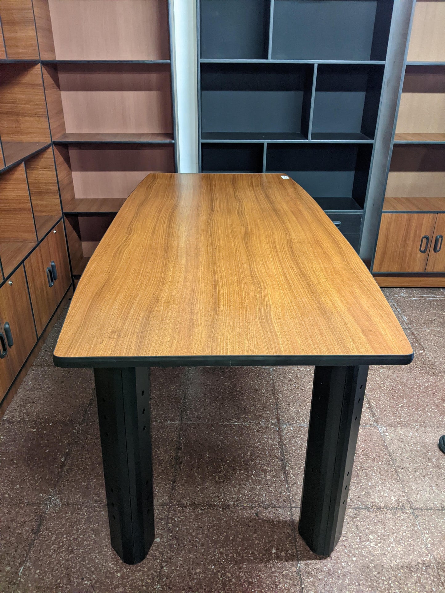 Mesa Reuniones Ovalada 2.00